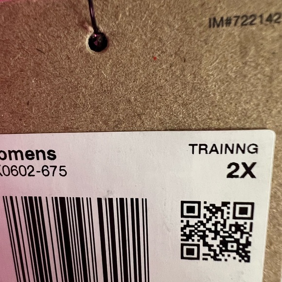 Women’s plus size sleeveless Nike tee - Picture 9 of 10